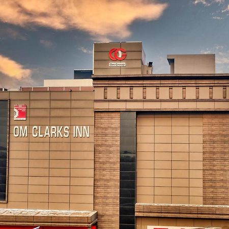 OM Clarks Inn Raebareli Exterior foto