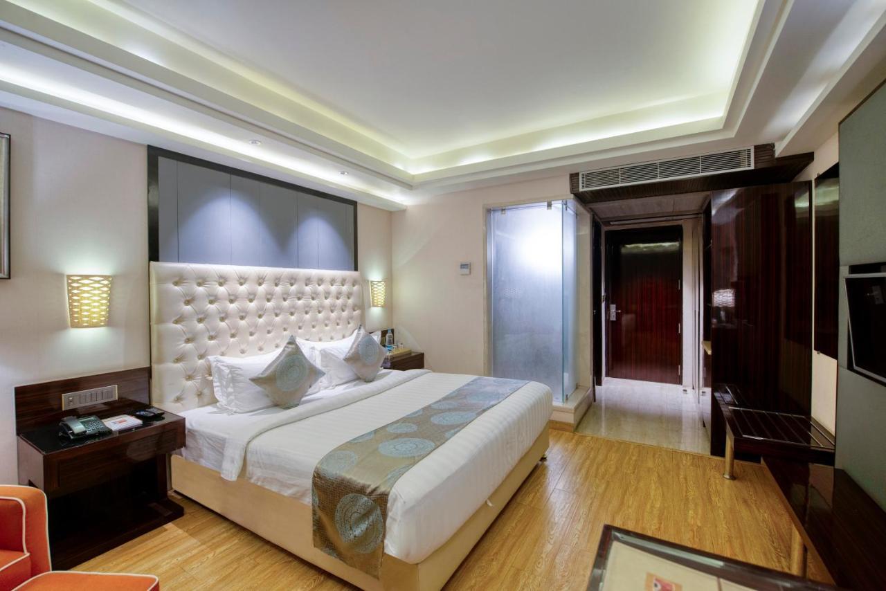 OM Clarks Inn Raebareli Exterior foto