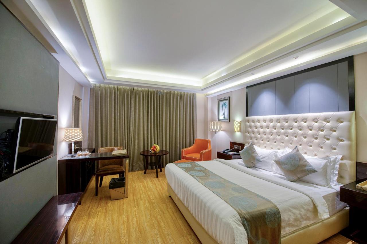 OM Clarks Inn Raebareli Exterior foto