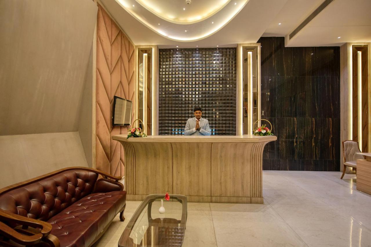 OM Clarks Inn Raebareli Exterior foto