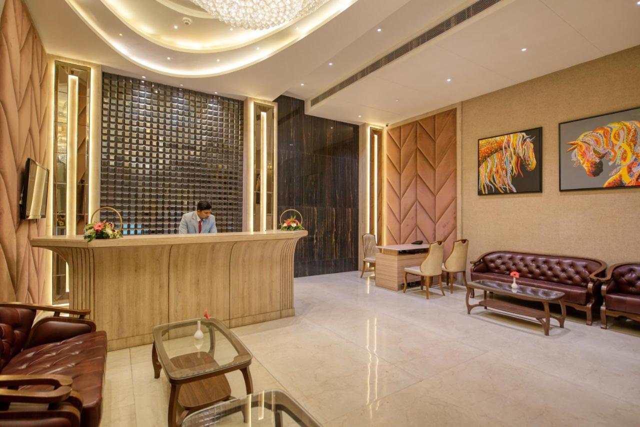 OM Clarks Inn Raebareli Exterior foto