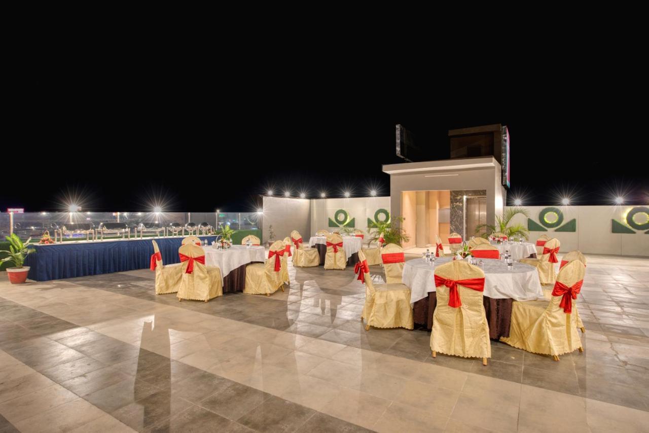 OM Clarks Inn Raebareli Exterior foto
