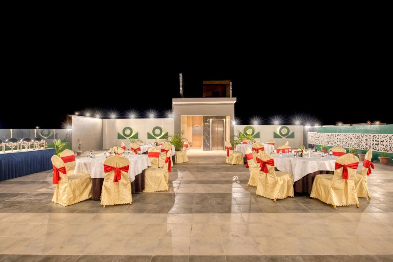 OM Clarks Inn Raebareli Exterior foto