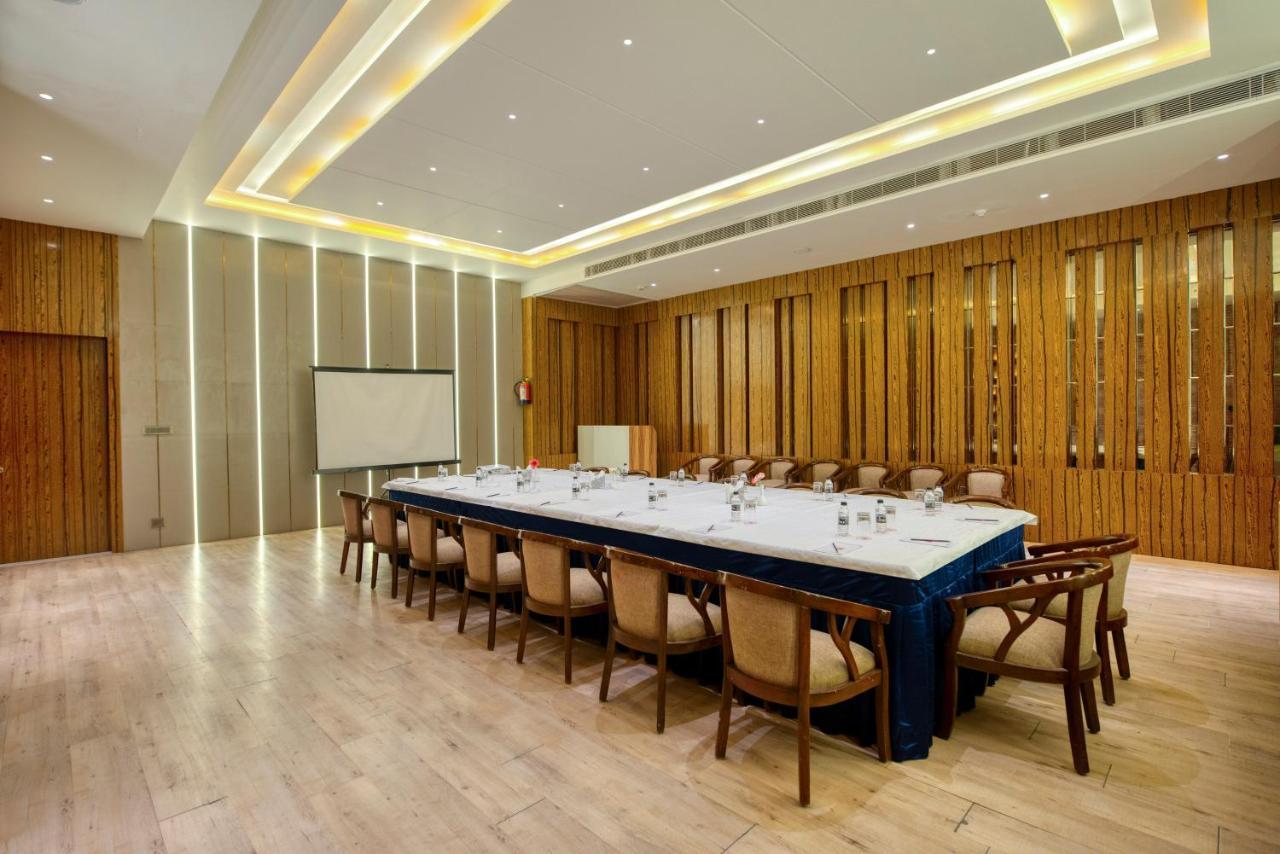 OM Clarks Inn Raebareli Exterior foto