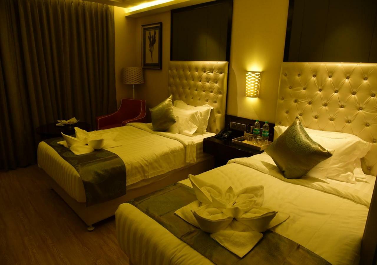 OM Clarks Inn Raebareli Exterior foto