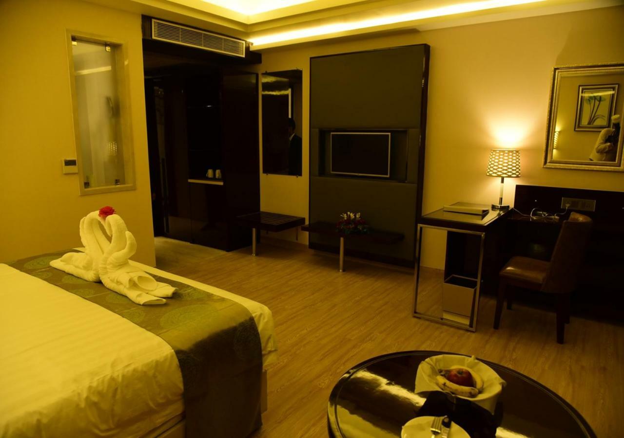 OM Clarks Inn Raebareli Exterior foto