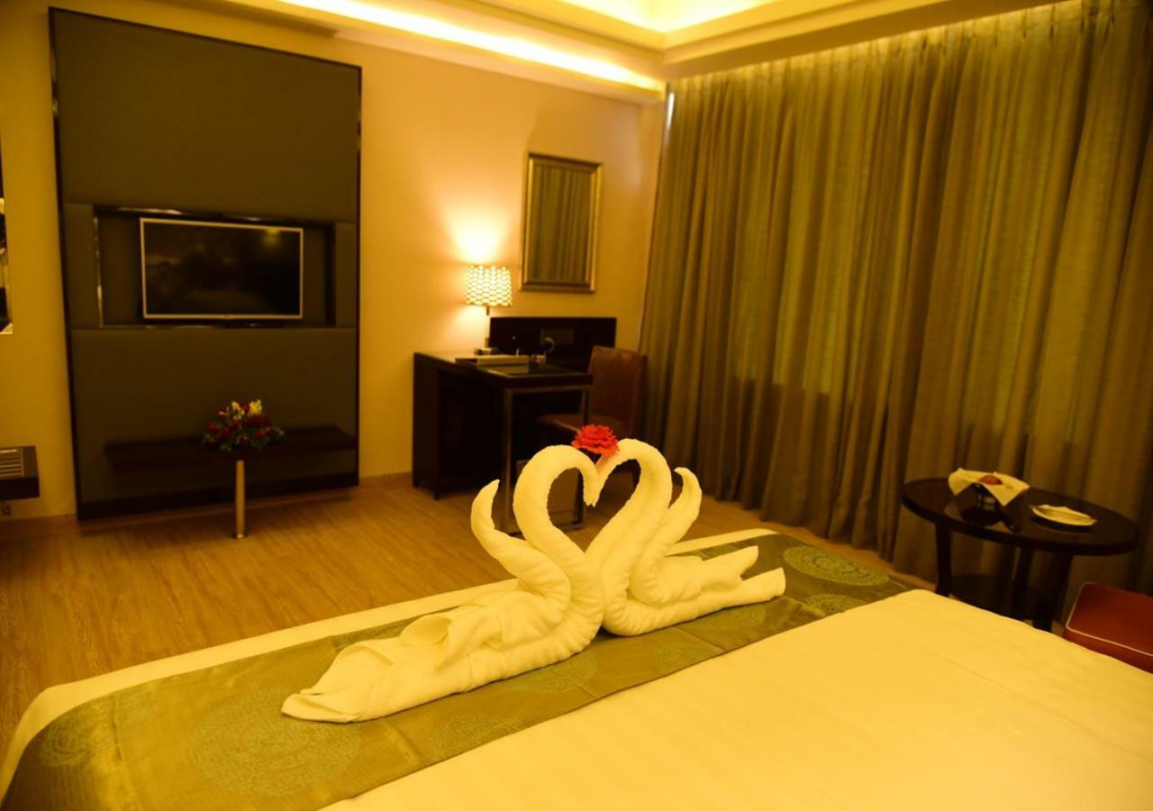OM Clarks Inn Raebareli Exterior foto