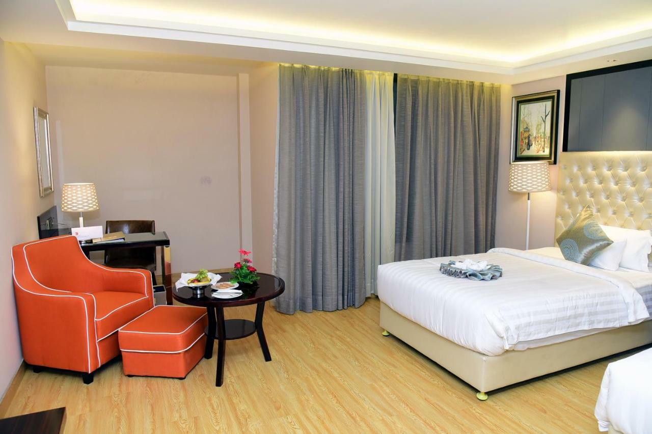 OM Clarks Inn Raebareli Exterior foto