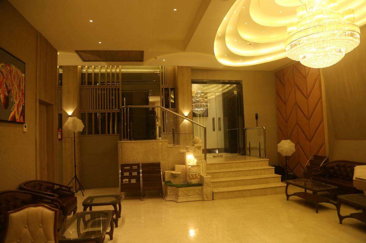 OM Clarks Inn Raebareli Exterior foto