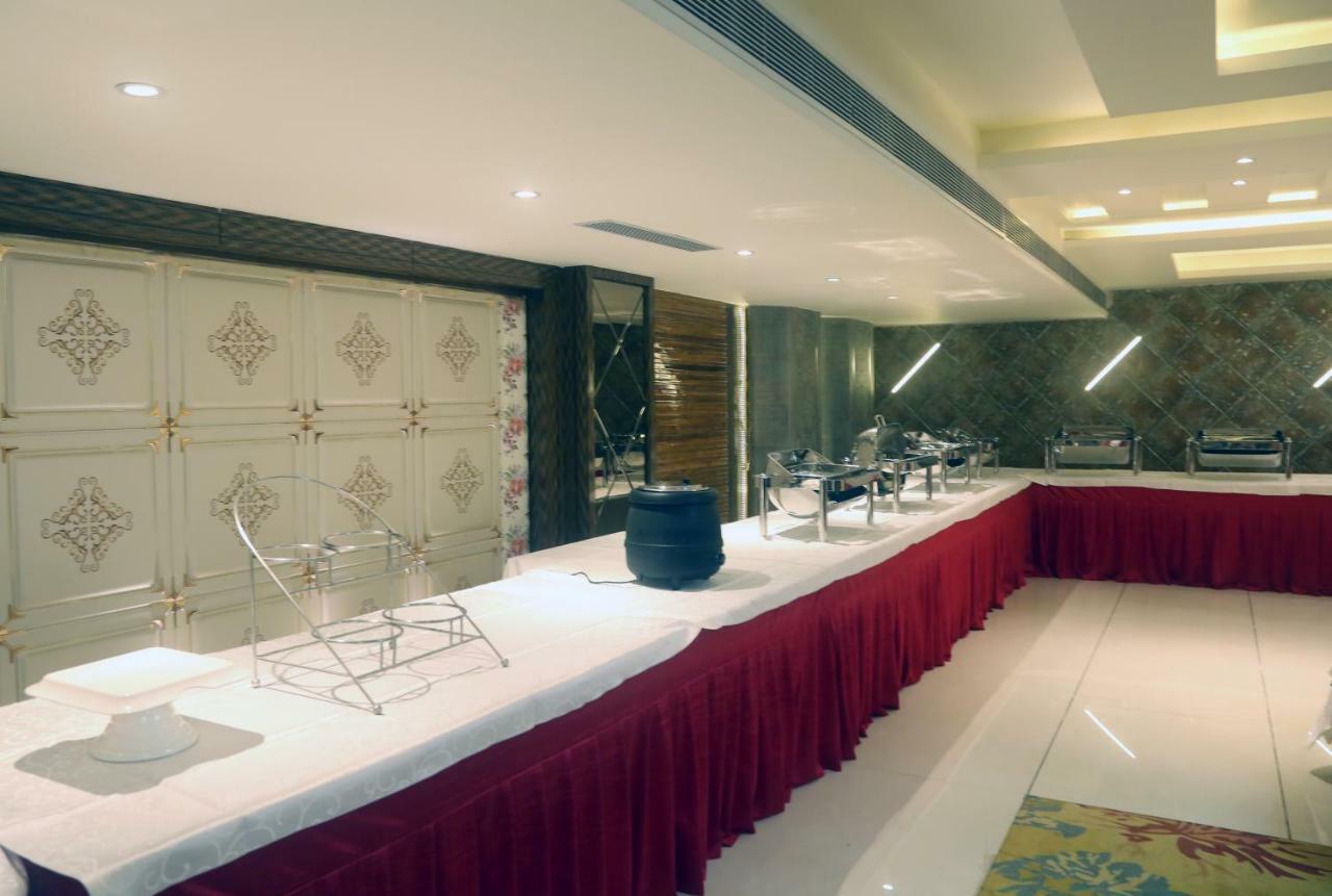 OM Clarks Inn Raebareli Exterior foto